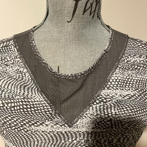 Lululemon - short sleeve - greyish green - size 4 - Picture 4 of 4